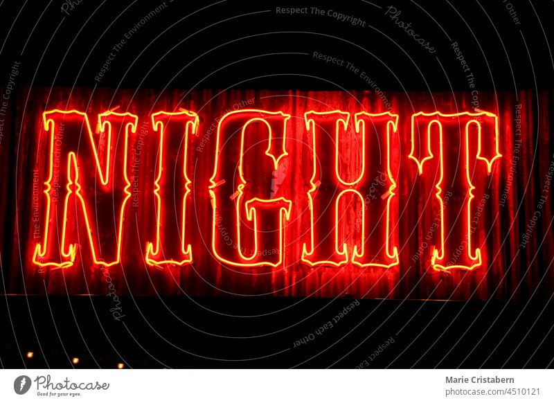 Neonlicht buchstabiert NIGHT Text Dekoration & Verzierung Zeichen Design keine Menschen beleuchtet Nacht dunkel glühend futuristisch hell rot abstrakt Einfluss