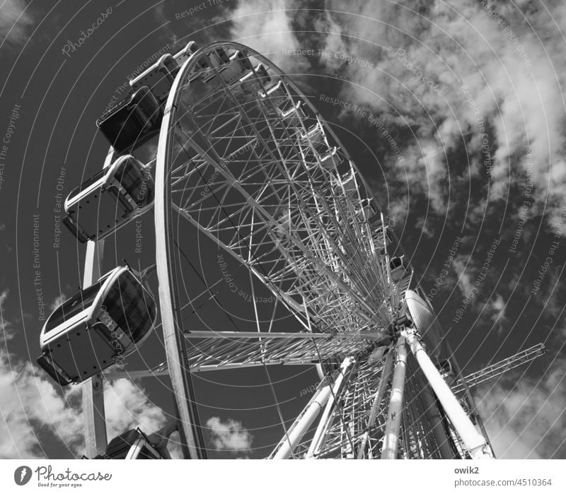 Rotationsprinzip Riesenrad Jahrmarkt hoch Sommer Himmel Vergnügungspark Freizeitpark Freizeit & Hobby Gondel Froschperspektive Blick nach oben Rummel Kindheit