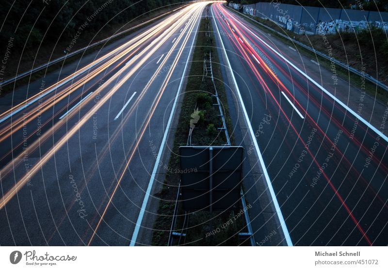 Bahnlichtlinien Verkehr Verkehrswege Autofahren Autobahn Geschwindigkeit Rücklicht Lichterscheinung Lichteffekt Farbfoto Außenaufnahme Menschenleer Abend