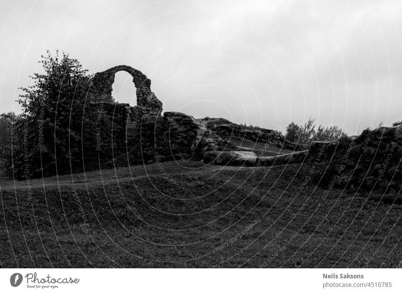 Alte Steinruinen einer alten Burg in Rezekne, Lettland. Schwarz und Weiß antik Bogen Archäologie Architektur Gebäude Burg oder Schloss katholisch Jahrhundert