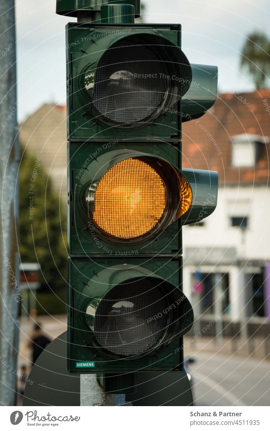 die Ampel steht auf gelb Gelb Gelblicht Verkehrszeichen Lichtsignalanlage verboten stehen bleiben Stop Straßenverkehr Verkehrswege Stadt Farbfoto Außenaufnahme