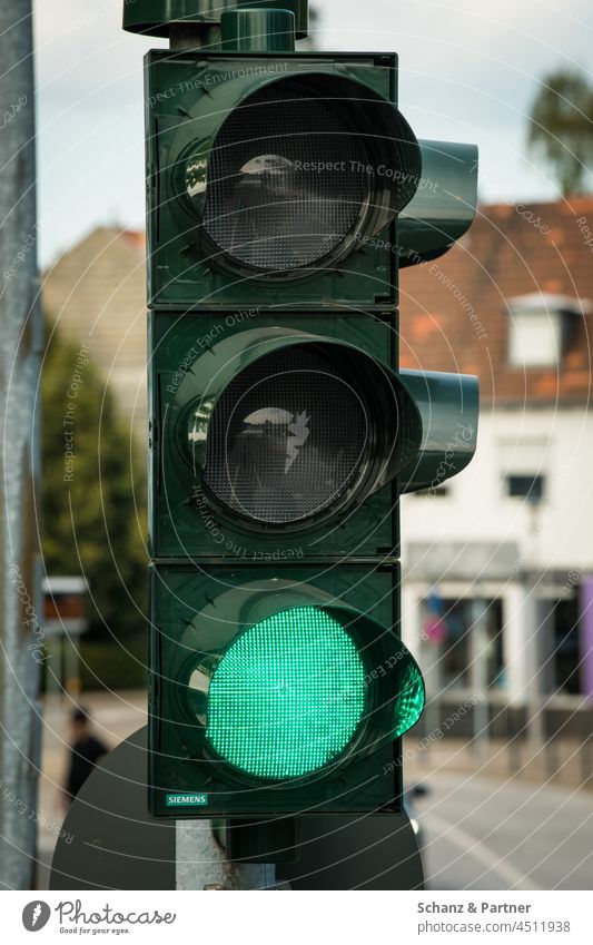 die Ampel steht auf grün grünlicht Verkehrszeichen Lichtsignalanlage verboten stehen bleiben Stop Straßenverkehr Verkehrswege Stadt Farbfoto Außenaufnahme
