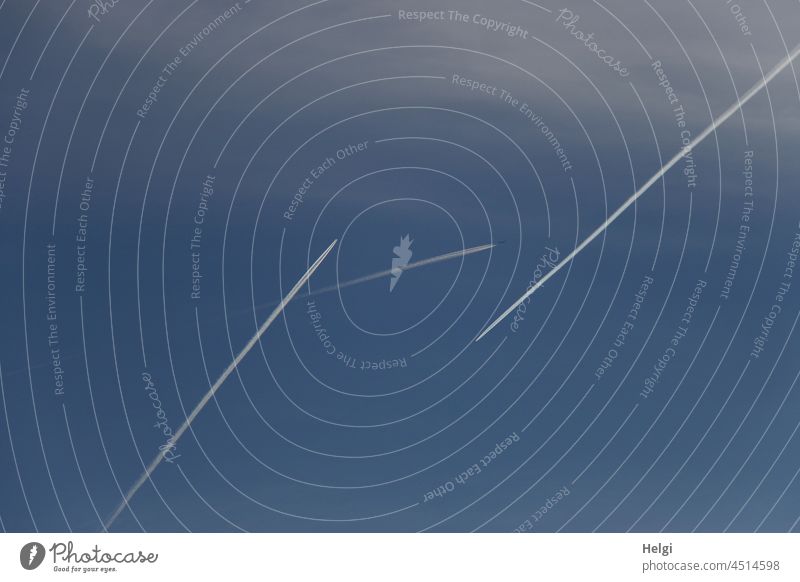 Begegnungen - drei Flugzeuge mit Kondensstreifen vor blauem Himmel Spuren Muster Struktur schönes Wetter weiß Flieger Luft Luftverkehr Außenaufnahme Freiheit