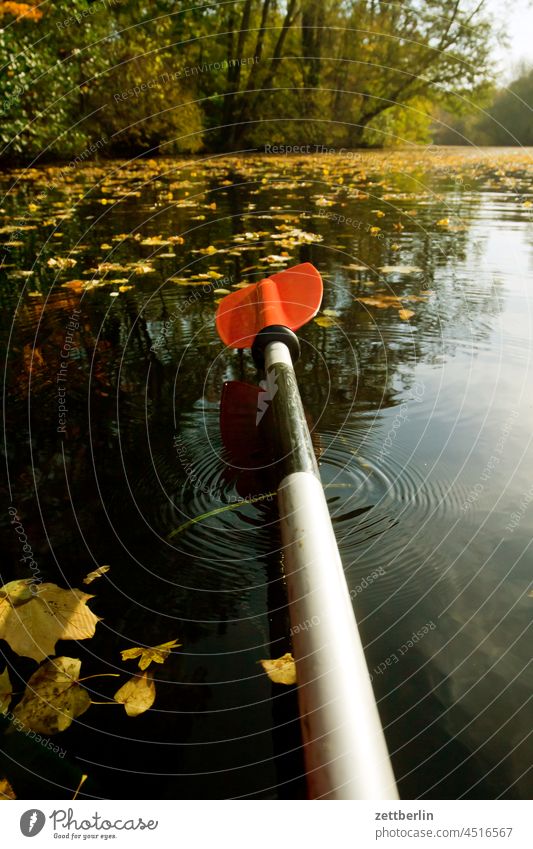 Kanu im Herbst ausflug boot erholung ferien fluß herbst herbstlaub kanal landschaft laubfärbung natur paddel paddelboot ruderboot schiff schifffahrt see sport