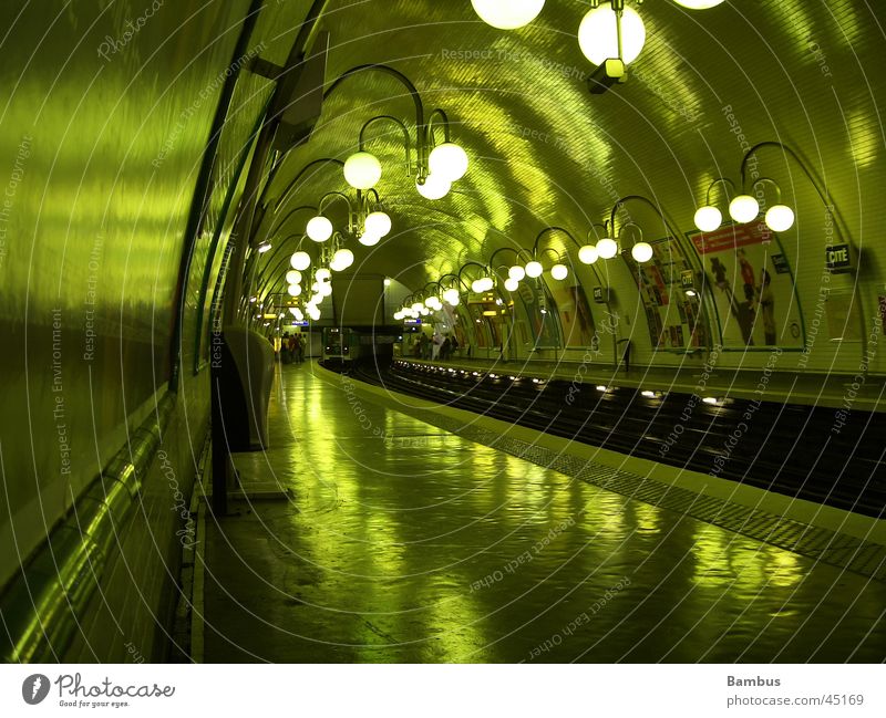 Metrostation U-Bahn grün Gleise Tunnel Laterne dunkel Paris Verkehr Kellergewölbe Licht