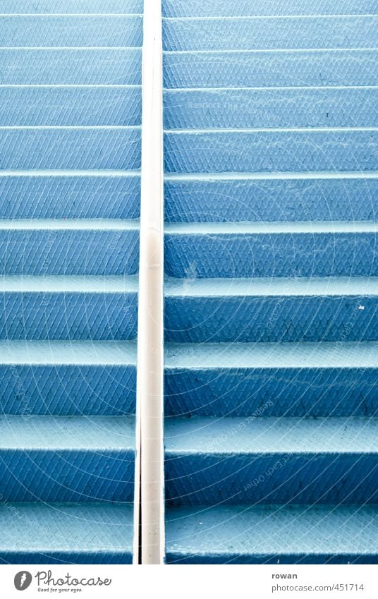 treppe Treppe blau Metall Stahl Blech Metalltreppe Treppengeländer aufwärts aufsteigen Farbfoto Menschenleer Textfreiraum links Textfreiraum rechts
