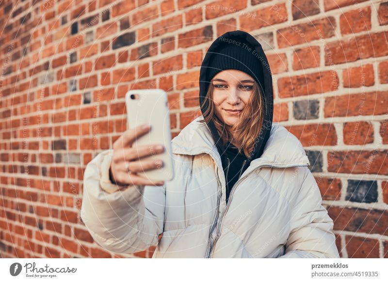 Junge Frau, die einen Videoanruf führt, aus der Ferne spricht und ein Selfie-Foto macht Smartphone Anruf unter benutzend Bild Mobile Telefon Pause Kaffee Person