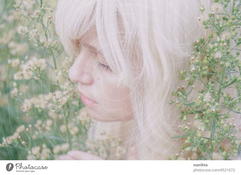 Künstlerisches und reizvolles Porträt einer Frau inmitten der Natur Wald Phantasie Fee filigran Albino Märchen feminin Weiblichkeit lange Haare weiß Kaukasier
