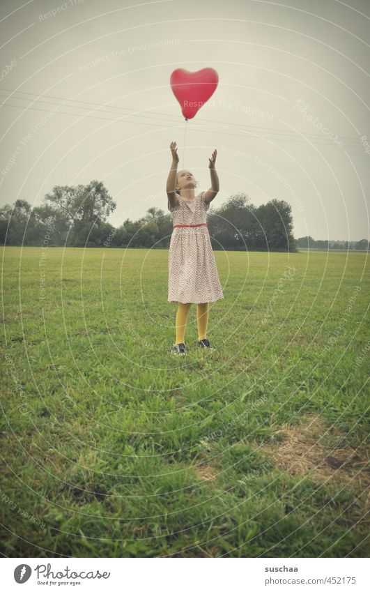 herzchen flieeeeeg Kind Mädchen junges Mädchen weiblich Kindheit Körper Arme 8-13 Jahre Umwelt Natur Landschaft Himmel Sommer Klima Gras Sträucher einzigartig