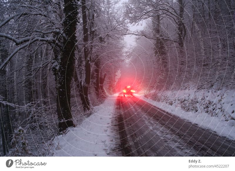 Auto im Winter auf schneebedeckter Fahrbahn. Schlechte Straße mit Schnee und Eisglätte. kalt Wetter Natur Landschaft gefroren Witterung gefährlich Rutschgefahr