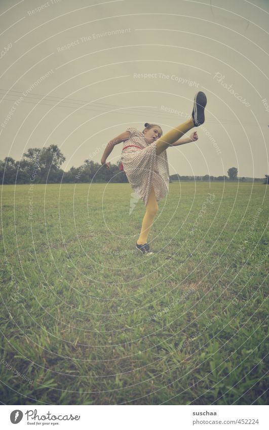 karatekid hexle feminin Kind Mädchen Kindheit Körper Kopf Gesicht Arme Beine Fuß 1 Mensch 8-13 Jahre Umwelt Himmel Sommer Klima Gras Wiese Feld Bewegung kämpfen