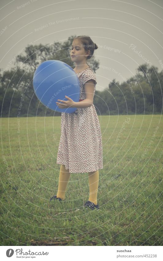 der blaue ballon ... Kind Mädchen Kleid Arme Beine Hand Außenaufnahme Spielen Wiese Gras Luftballon retro