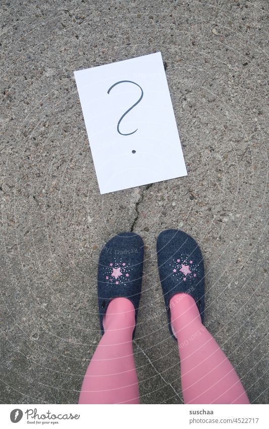 jemand steht mit hausschuhen auf der straße und weiss nicht wie es weitergeht Schuhe Hausschuhe Srümpfe stehen weiblich pink Straße Asphalt Riss Blatt Papier
