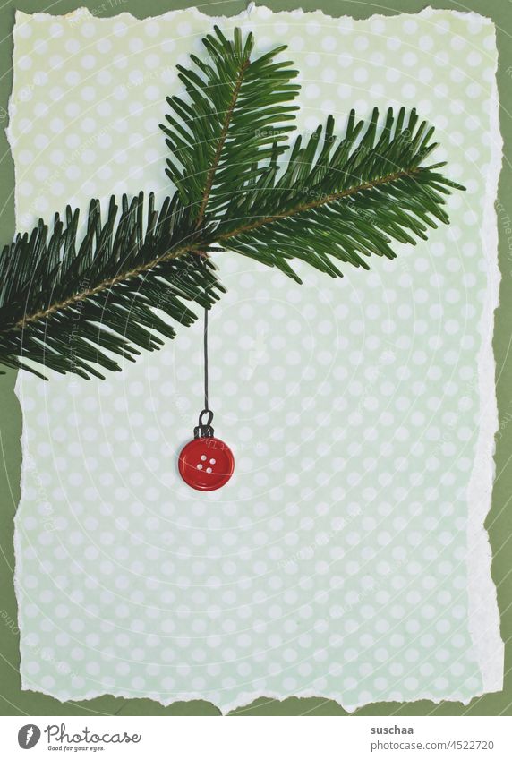 tannenzweig mit knopf als christbaumkugel auf gerissenem papier Tannenzweig Weihnachten & Advent Dekoration & Verzierung Weihnachtsdekoration Feste & Feiern
