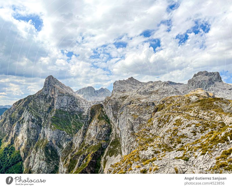Blick auf den Gipfel der felsigen Berge von der Ruta del Cares in den Europagipfeln, in Asturien, Spanien. Natur Landschaft Rocky Mountains gipfel europas Route