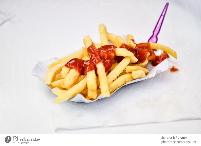Pommes mit Ketchup Pommes frites Fastfood essen Piekser Plastikbesteck Pappschale knusprig lecker zwischendurch Ernährung ungesund Lebensmittel Fett Imbiss