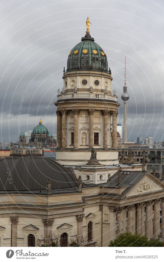 Der Deutsche Dom mit Fernsehturm und Berliner Dom Deutscher Dom Gendarmenmarkt Herbst Mitte Hauptstadt Berliner Fernsehturm Sehenswürdigkeit Architektur