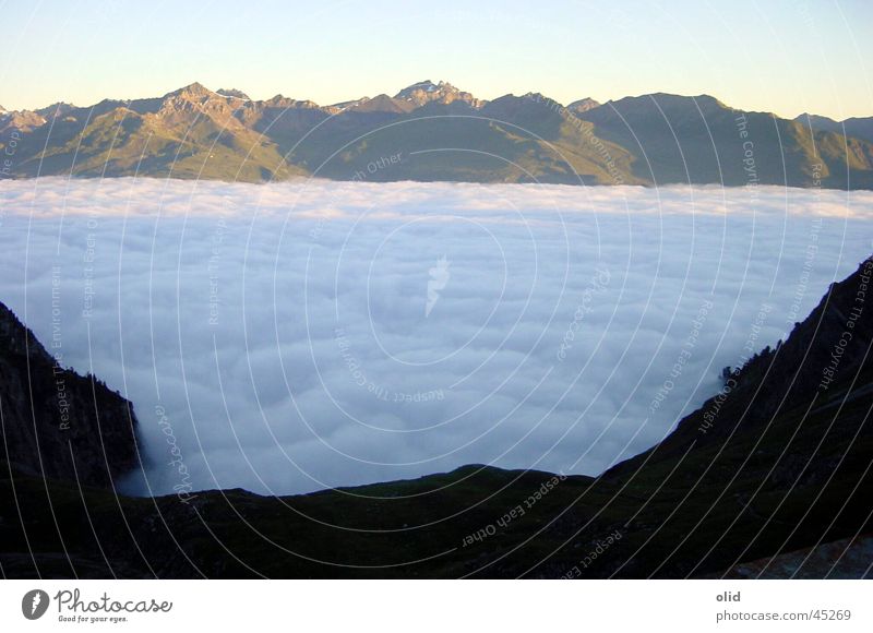Über den Wolken Wolkendecke Panorama (Aussicht) Ferien & Urlaub & Reisen Berge u. Gebirge Decke geschlossen Tal Blick groß