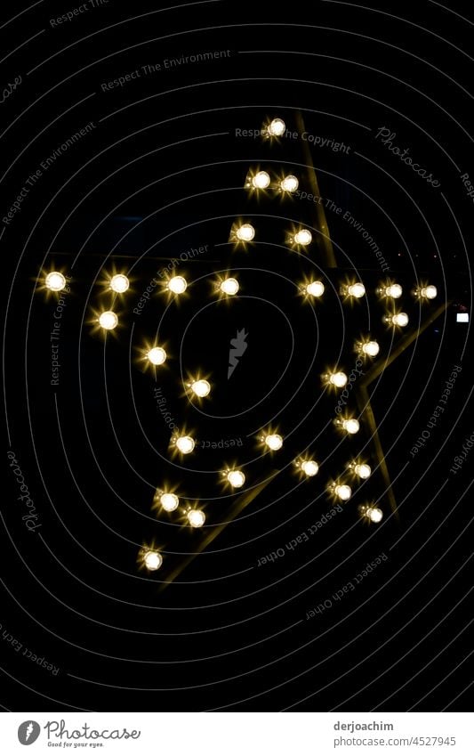 Ein Stern leuchtet in der Nacht. Dekoration & Verzierung Stern (Symbol) Weihnachtsdekoration Weihnachtsstern glänzend festlich Weihnachten & Advent Menschenleer
