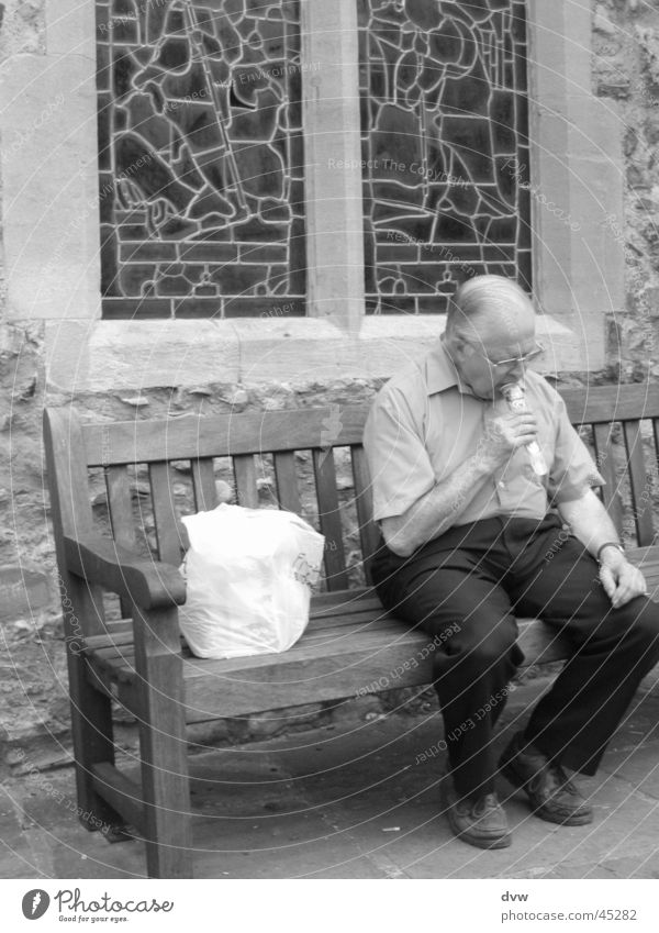 auf der Kirchbank Senior England Stillleben ruhig Erfrischung Mann Männlicher Senior Bank Schwarzweißfoto Rye Eis