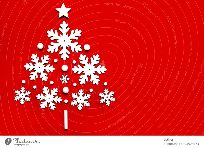 Fröhliche Weihnachten. Schneeflocken in Form eines Weihnachtsbaums mit Kopierraum. Weihnachten Konzept Hintergrund Weihnachtsmann Spaß Feier Weihnachtsgeschenk