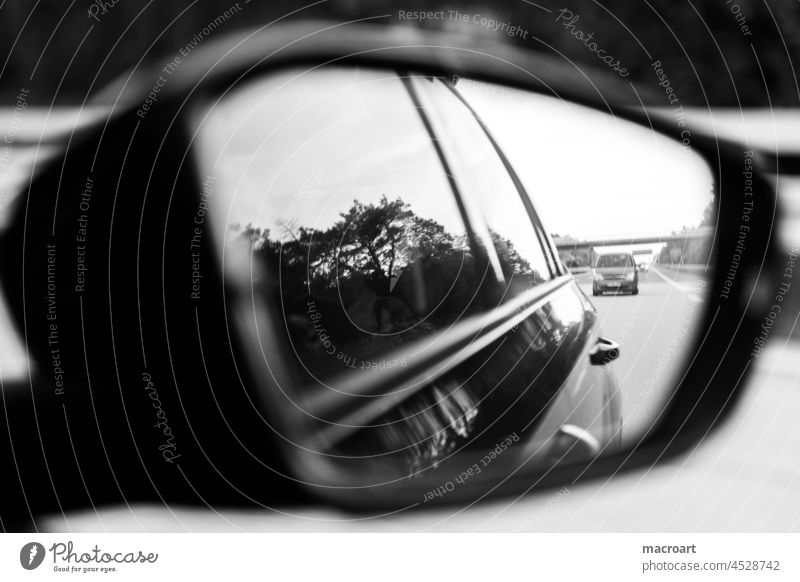 Kolonne rückspiegel auto autobahn fahrern zurück blicken spiegeln schwarz weiß fahren verkehr vergangenheit folgen verfolgen wege straßen