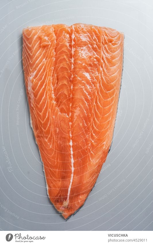 Rohes Lachsfilet auf blassgrauem Hintergrund. Ansicht von oben. roh Filet Draufsicht Hintergründe Essen zubereiten Küche Fisch Lebensmittel frisch Frische