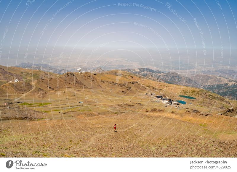 Läufer in den Bergen der Sierra Nevada, Andalusien, Spanien laufen Sport Nachlauf Mann Menschen Person Landschaft Nationalpark Textfreiraum Blauer Himmel