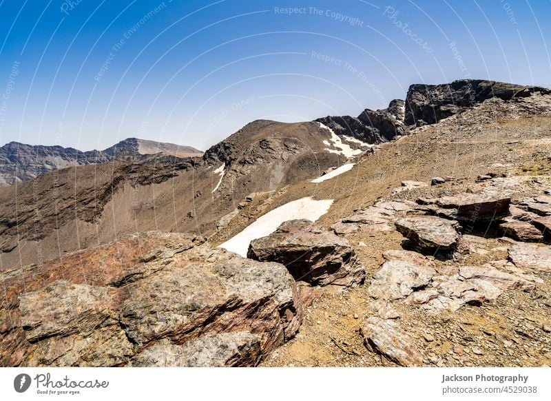 Schöne Berglandschaft im Naturpark Sierra Nevada, Andalusien, Spanien Berge Landschaft Nationalpark abschließen Detailaufnahme Textfreiraum Blauer Himmel