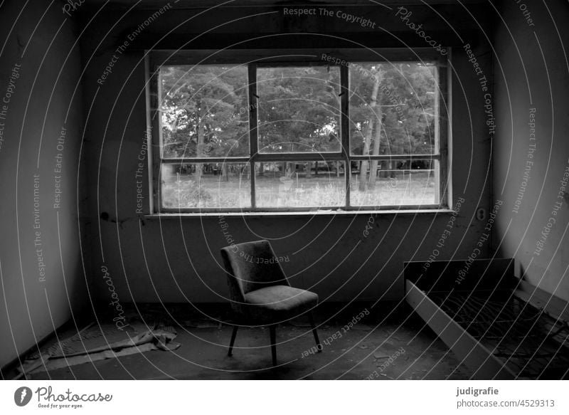Stuhl und Bett vor großem Fenster eines verlassenen Gebäudes Polsterstuhl Bettgestell Raum zimmer ausblick alt Haus verfallen Vergänglichkeit Verfall Ruine