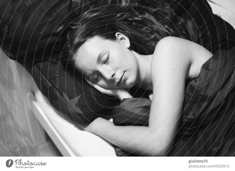 Schwarz-Weiß-Porträt | Schlafende junge Frau Jugendliche Junge Frau Mensch 13-18 Jahre 16 16 Jahre schön Schwarzweißfoto schlafen träumen Bett 18-30 Jahre