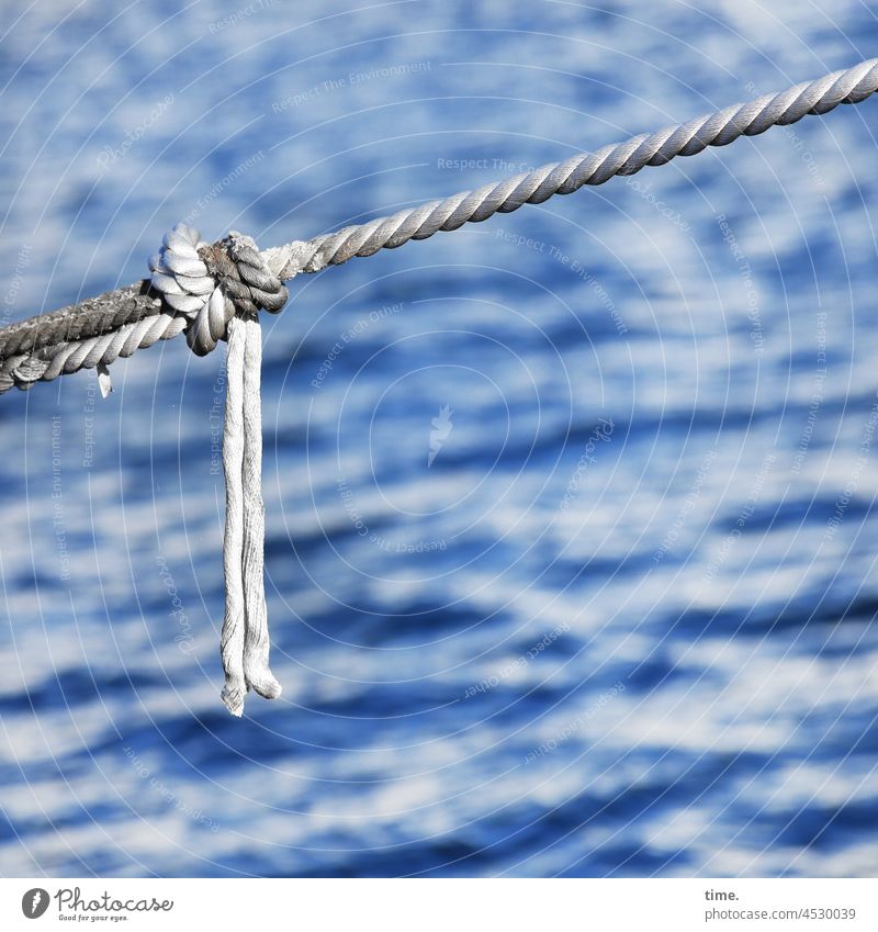 Seemann's Knoten seil tau hafen sicherung maritim wasser spannung oberfläche nass schlaufe diagonal textil kunststoff