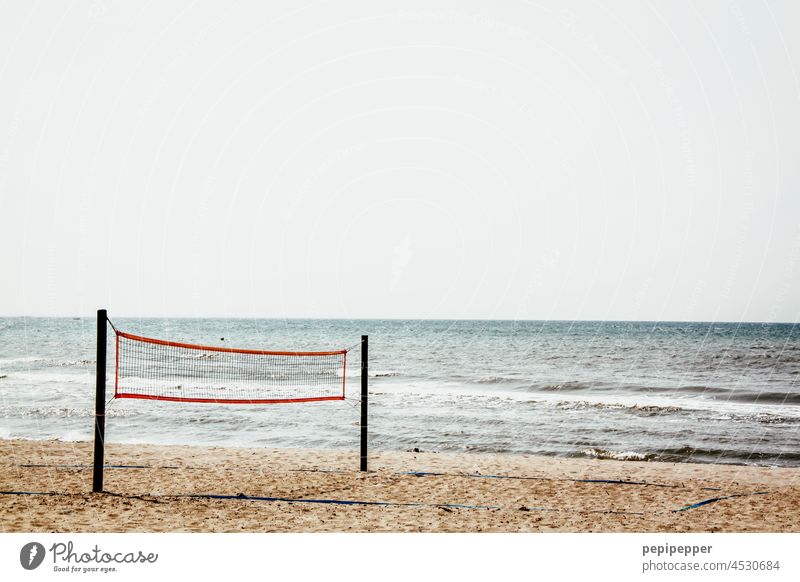 Volleyballnetz am Strand Strandleben Einsamkeit Einsamkeit Stille Meer Außenaufnahme Küste Ferien & Urlaub & Reisen Erholung Sand Tourismus Urlaubsstimmung