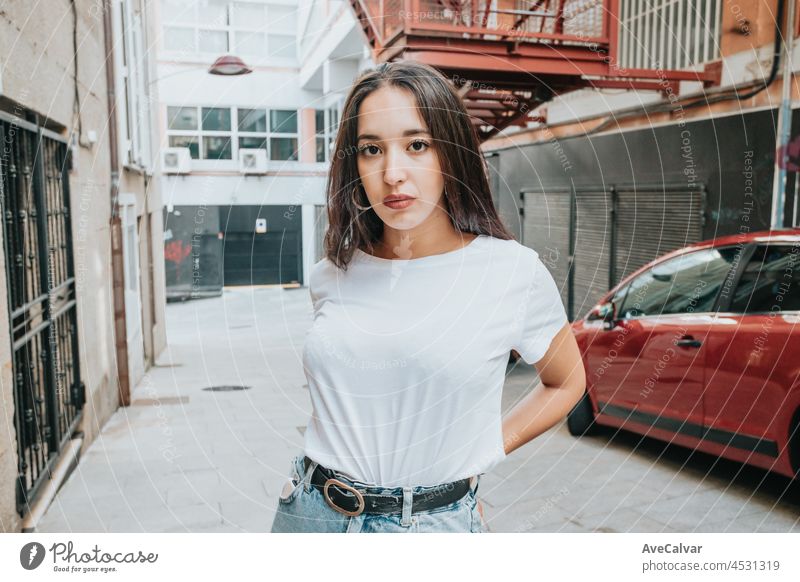 Junge städtische gemischte Rasse Frau Porträt Blick ernst in die Kamera, urbanen Lebensstil, weißes T-Shirt leeren Raum, Modell in der Kapuze jung selbstbewusst