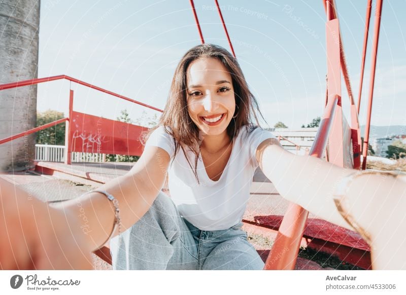 Close up Porträt der jungen arabischen Frau Blick weg von der Kamera weißes Hemd und blaue Jeans in einer der Straße. Unverschämtheit. Straße Leben Stil, cool trendy. Soziales Netzwerk-Konzept. Weitwinkelaufnahme
