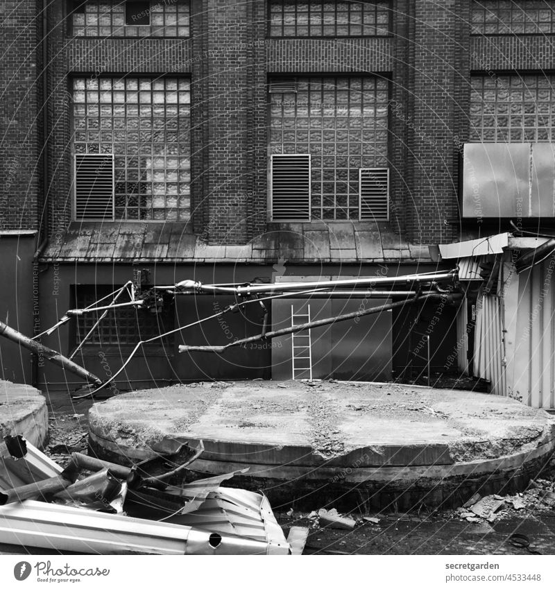 Leerstand Hamburg Gebäude Abbruch Abreissen Architektur Schwarzweißfoto Fassade Abrissgebäude abrissreif Fabrik Industrieanlage Industriefotografie