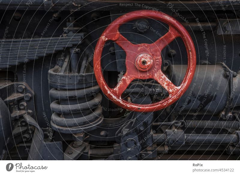 Fahrwerksdetail eines alten Eisenbahnwaggons. Handrad Technik Mechanik Rad wheel Kurbel Hebel handwheel kreis Achse welle Getriebe pipe Seilwinde Maschine