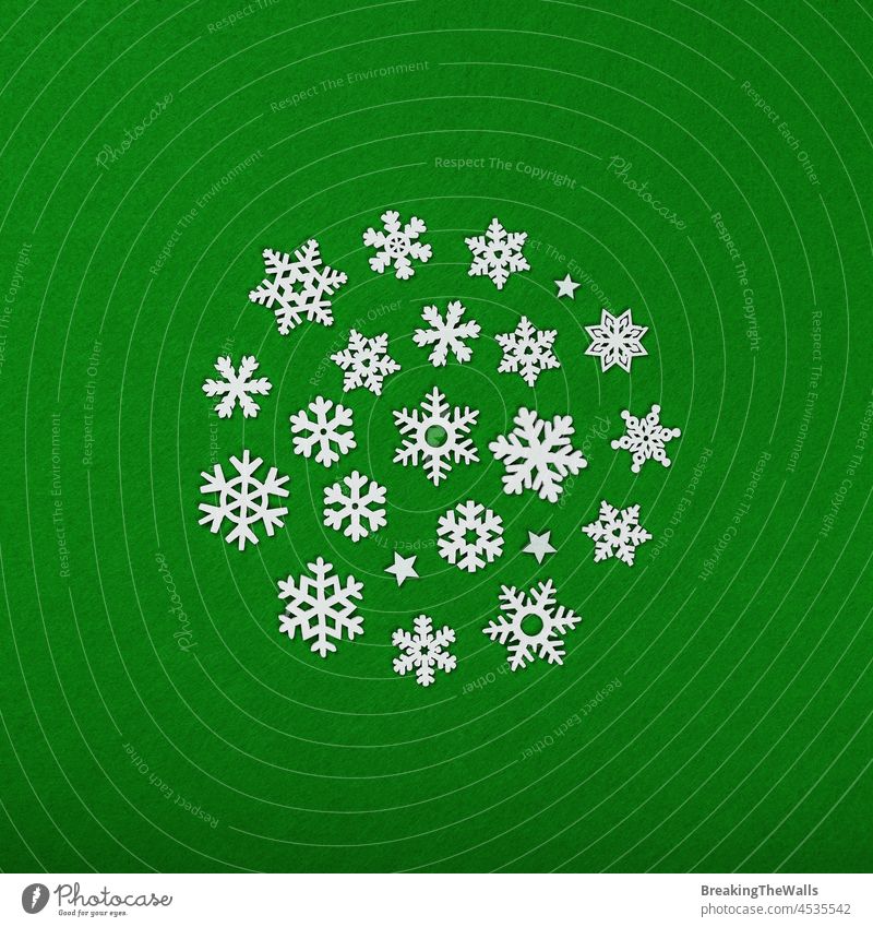 Weiße Schneeflocken Weihnachtsdekoration Weihnachten Dekoration & Verzierung weiß Hintergrund Muster hölzern Holz Filz grün lebhaft Neujahr Winter Feiertag
