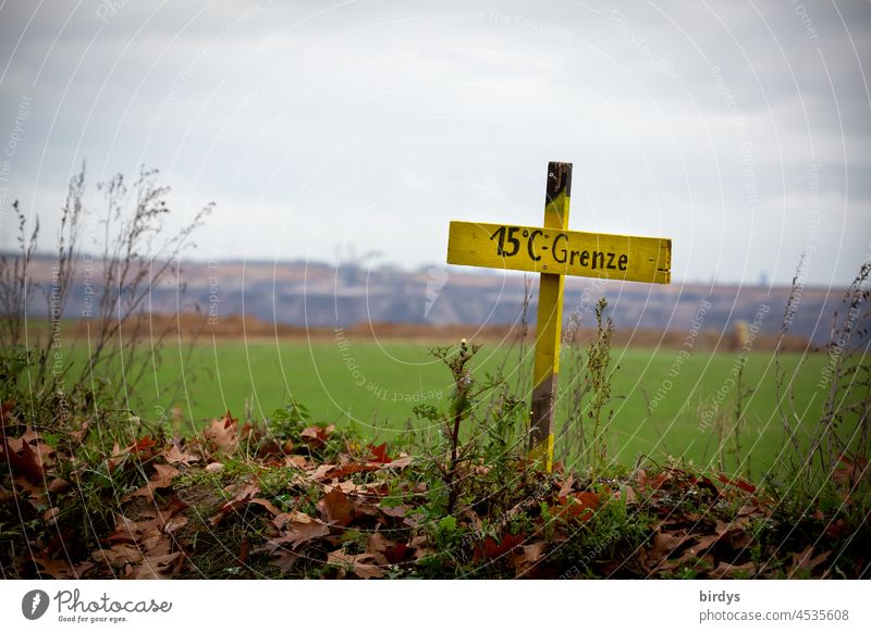 1,5 Grad - Grenze, mahnendes Schild am Rand des Braunkohlentagebaus Garzweiler2 in NRW. Alle Dörfer bleiben ! 1.5 Grad Erderwärmung Kohleausstieg Garzweiler 2
