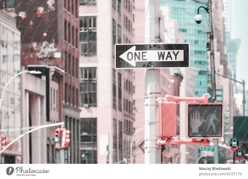 Einbahnstraßen-Verkehrsschild, Farbtonung angewendet, selektiver Fokus, New York City, USA. New York State Großstadt einfache Fahrt Zeichen Straße Pfeil Regie