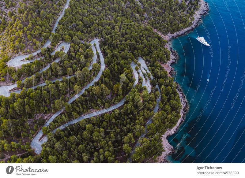 Luftaufnahme einer luxuriösen Segelyacht im Dorf Assos, Insel Kefalonia, Griechenland Dröhnen Strand assos MEER Antenne Jacht Reichtum Ansicht ionisch