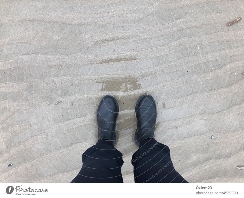 Mit den Schuhen auf dem nassen Sand Langeoog Stiefel Sandstrand Natur Außenaufnahme Farbfoto Mensch Nordsee Insel Ferien & Urlaub & Reisen