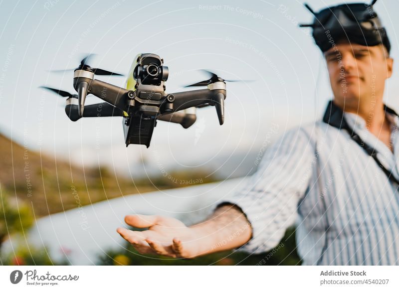 Mann mit VR-Brille steuert Drohne Kontrolle Headset Dröhnen Virtuelle Realität unbemannt eintauchen Technik & Technologie uav Erfahrung Cyberspace Innovation