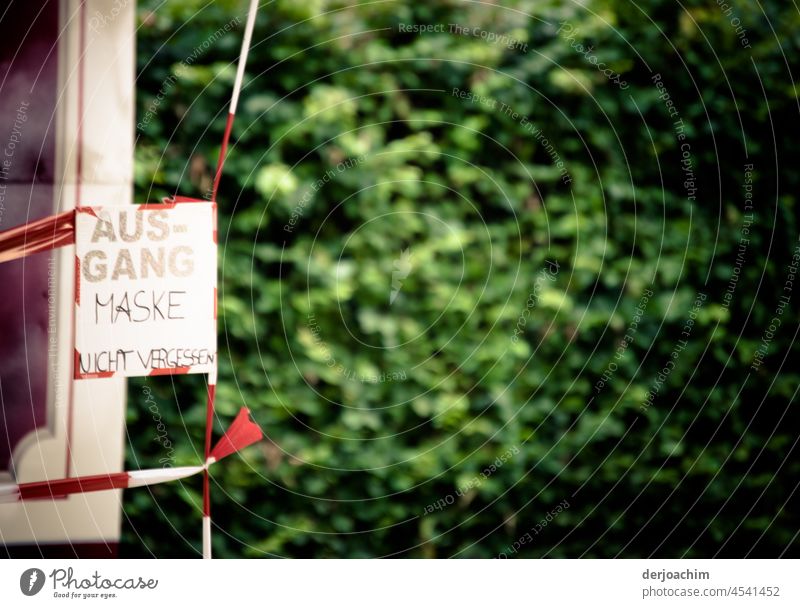 " Hinweis " AUSGANG - MASKE NICHT VERGESSEN Hinweisschild Schilder & Markierungen Menschenleer Farbfoto Außenaufnahme Orientierung Schriftzeichen Richtung