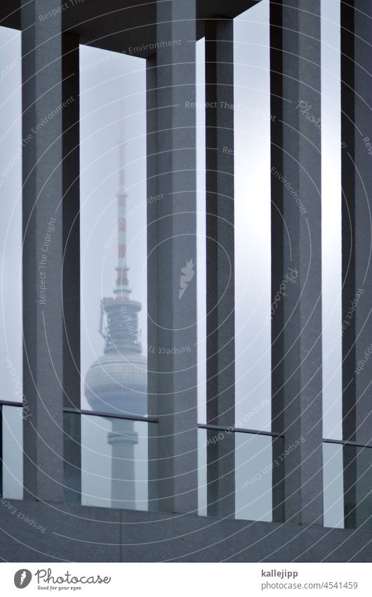 vertical Turm Fernsehturm Fernsehturm Berlin palisaden Säulen Moderne Architektur Alexanderplatz Berliner Fernsehturm Sehenswürdigkeit Berlin-Mitte Himmel