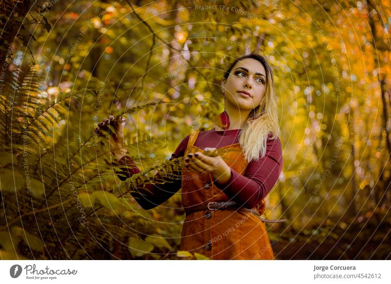 junge blonde kaukasische Frau in herbstlicher Umgebung, in einem Wald Natur Spaß Sommer Glück Freude Wiese Urlaub Kindheit Feiertag Lächeln Fröhlichkeit