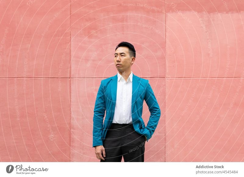Stilvoller asiatischer Mann im Anzug formal Straße Outfit elegant Wand Unternehmer respektabel gut gekleidet Bekleidung Geschäftsmann modern trendy Großstadt