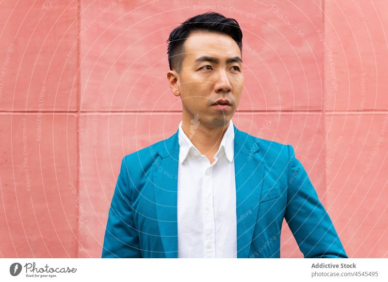 Stilvoller asiatischer Mann im Anzug formal Straße Outfit elegant Wand Unternehmer respektabel gut gekleidet Bekleidung Geschäftsmann modern trendy Großstadt