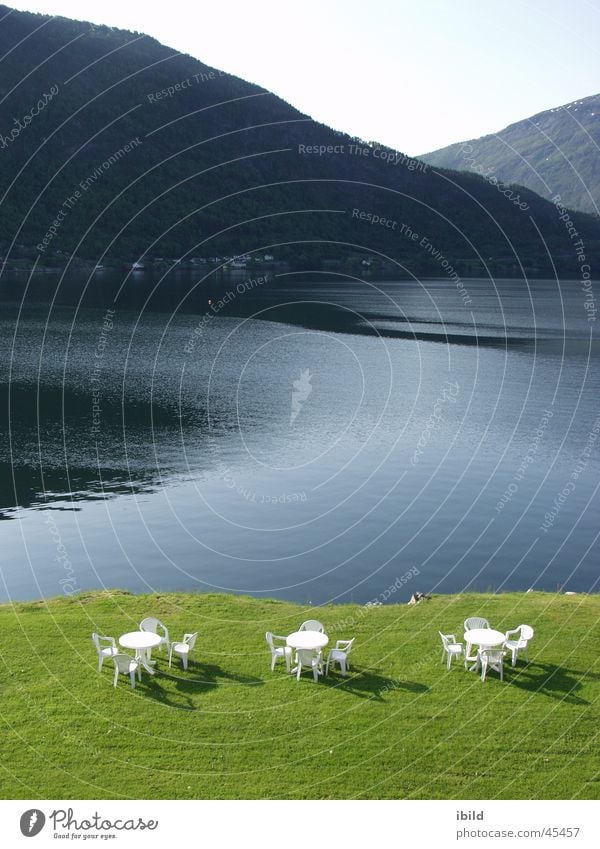 sitzplatz Tisch grün Norwegen Morgen ruhig Europa Stuhl blau Wasser Rasen Berge u. Gebirge Fjord