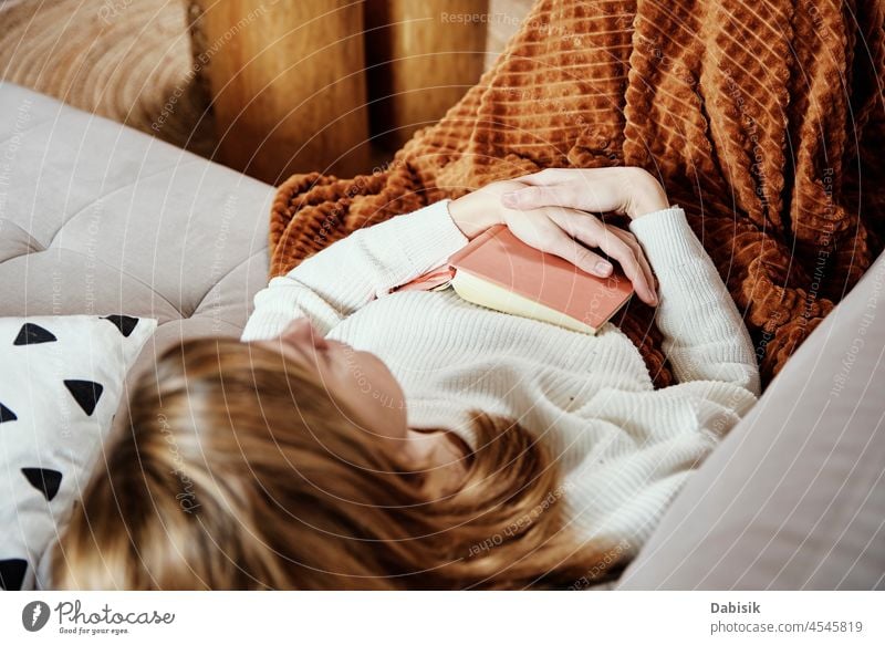 Frau schläft auf Couch mit Buch schlafen lesen Freizeit Liege sich[Akk] entspannen Sofa Komfort Kälte Lifestyle Person ruhen Tag menschlich Erholung bequem